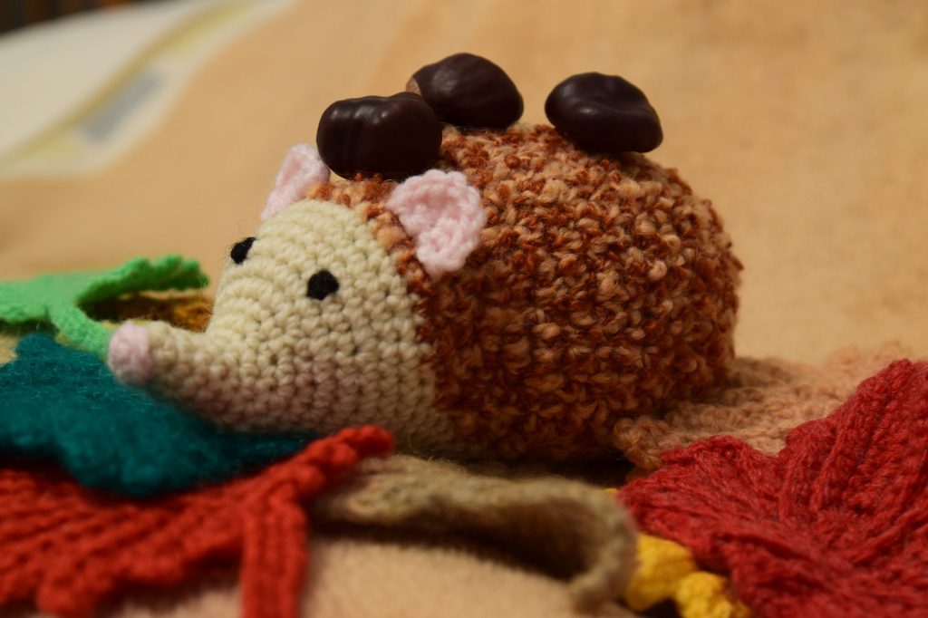 Słodki jeż wykonany z włóczki bukla.